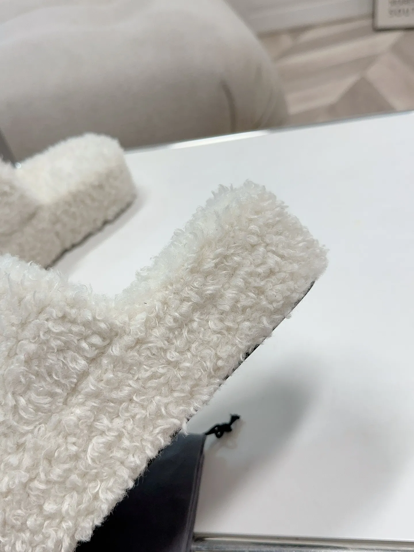 👟👟Ex-factory price 480👟👟Thick-soled Balenciaga autumn and winter trendy wool slippers💕cx upper letter pattern, electric embroidery logo embroidery technology! Full of high-end feel! Especially beautiful on the feet 🦶 🐑Material: wool (very soft and comfortable) 🐑Sole: Original non-slip and wear-resistant outsole 🐑Number/size: Women's 35-41